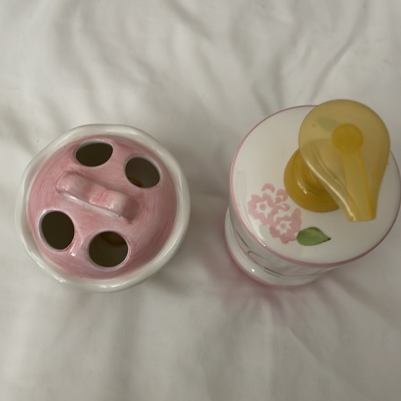 Croscill home soap dispenser and tooth brush holder hand painted ceramic - Picture 2 of 10